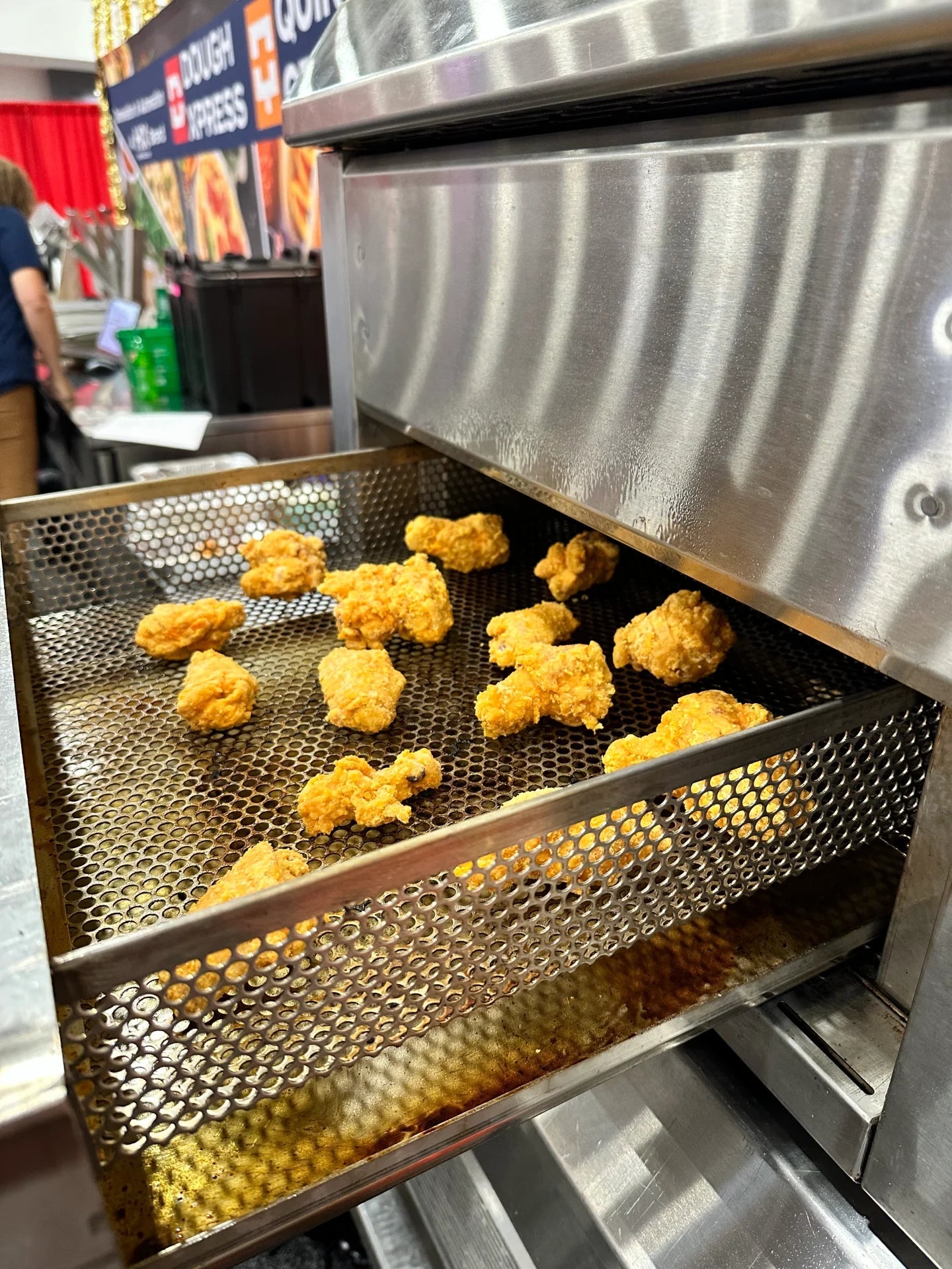 Bakemax - 240V Commercial Countertop Greaseless Rapid Forced Air Fryer - BMSGF5 Bakemax - 240V Commercial Countertop Greaseless Rapid Forced Air Fryer - BMSGF5