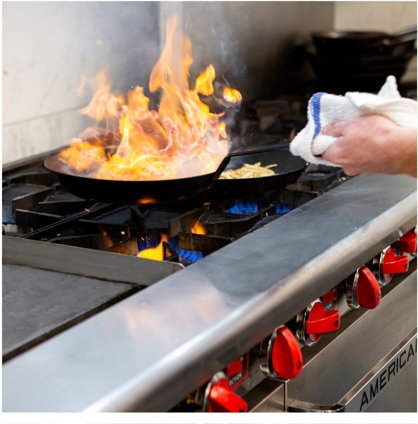 American Range - 48" Stainless Steel Restaurant Range 8 Burners, (1) 26.5" Convection Oven, Storage Base - AR-8-CL-SBR American Range - 48" Stainless Steel Restaurant Range 8 Burners, (1) 26.5" Convection Oven, Storage Base - AR-8-CL-SBR